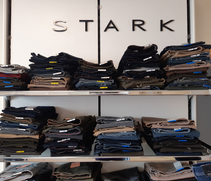 Damenmode Fritzsche Wand mit Hosen von der Marke Stark
