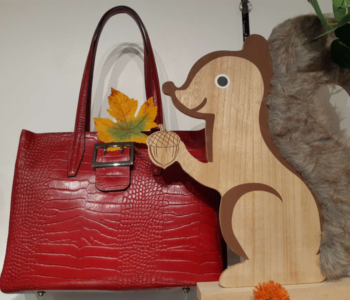 Rote Tasche mit Deko Eichhörnchen