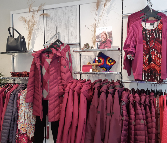 Damenmode Fritzsche Kleiderständer mit Modestücken in pink