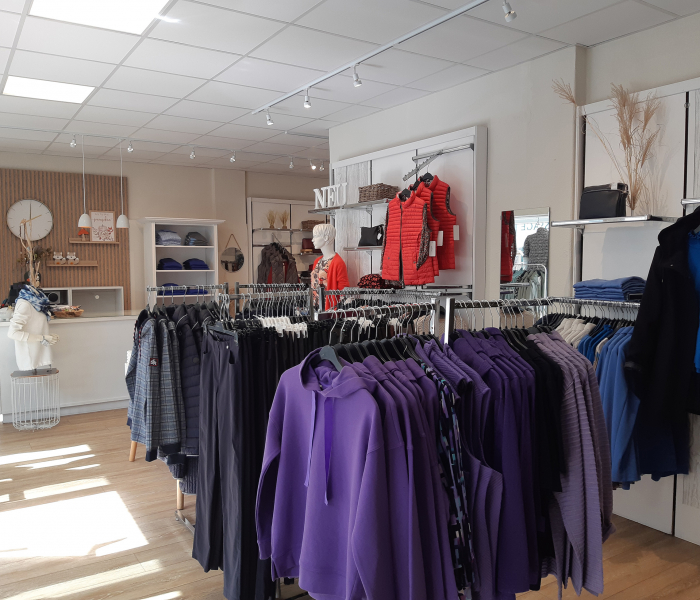 Damenmode Fritzsche Ladenansicht mit Modestücken