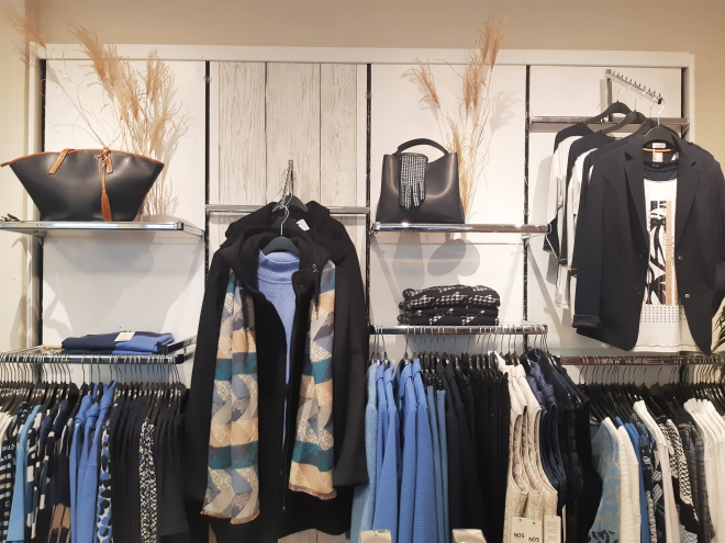 Wandansicht mit Kleiderständern im Laden