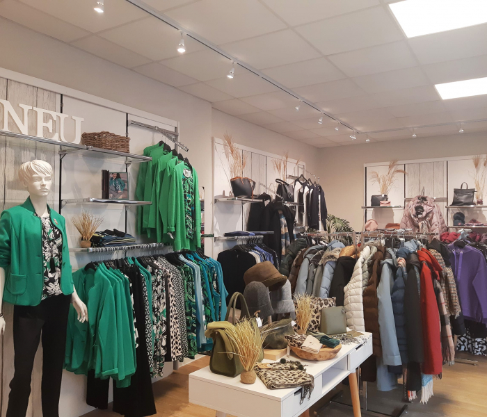 Damenmode Fritzsche Ladenansicht mit Modestücken