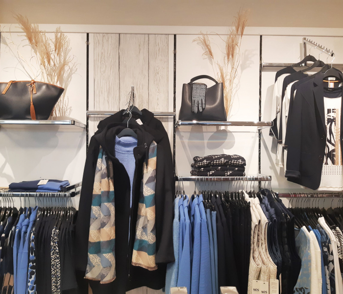 Damenmode Fritzsche Wandansicht Modestücke blau schwarz