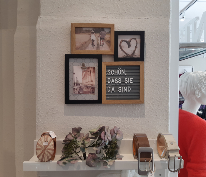 Damenmode Fritzsche Wandecke mit Accesoires