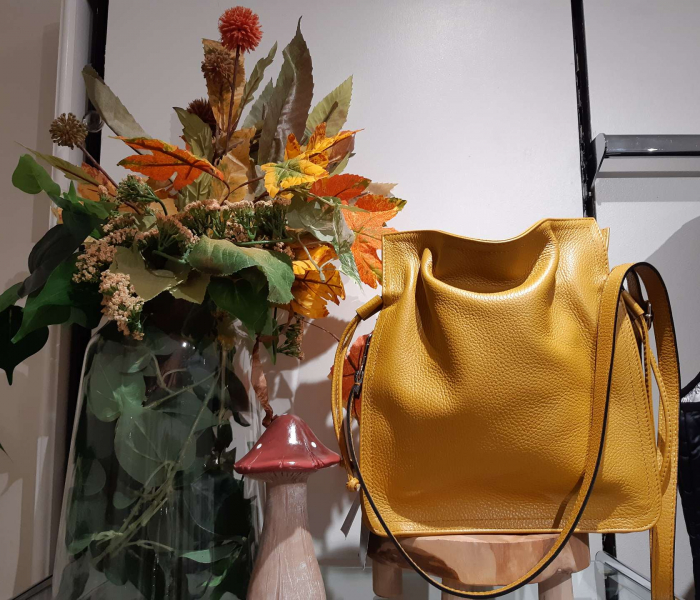 Gelbe Tasche mit Herbstdeko