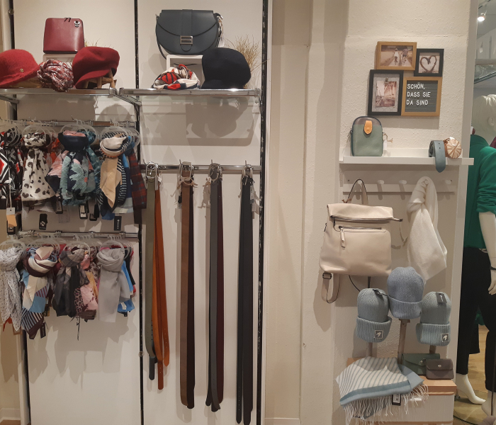 Taschen, Gürtel, Schale an Wand