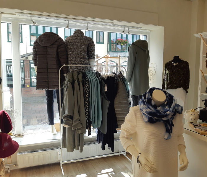 Damenmode Fritzsche Schaufenster von innen